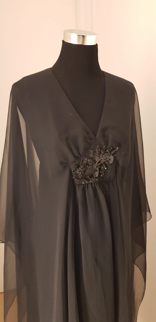 Federleichtes schwarzes Chiffon Kleid mit Fledermausärmeln