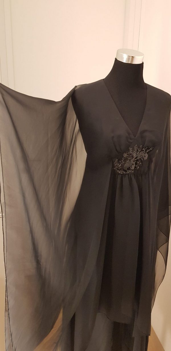 Federleichtes schwarzes Chiffon Kleid mit Fledermausärmeln