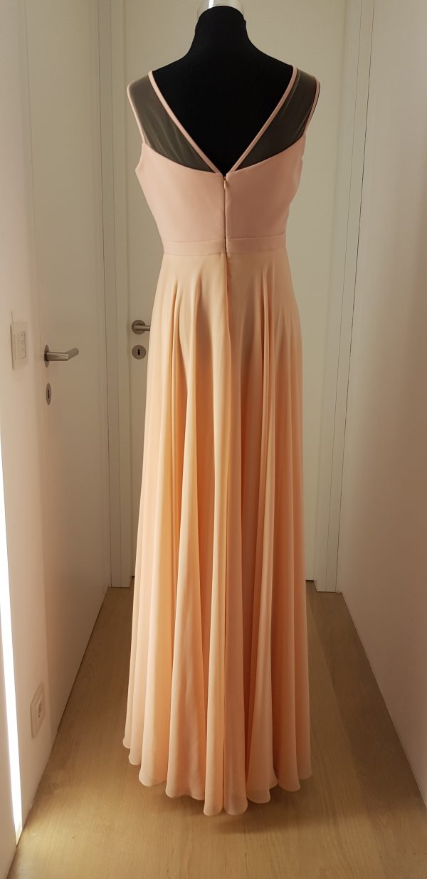 Edles lachsrosa Abendkleid mit Netzteil am Ausschnitt mit V-Ausschnitt