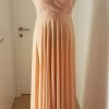 Edles lachsrosa Abendkleid mit Netzteil am Ausschnitt mit V-Ausschnitt