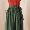 Lungauer Dirndl mit grüner Schürze, schwarzem Rock und typischen roten Laib mit schwarzen Verzierungen, inkl. weißer Bluse