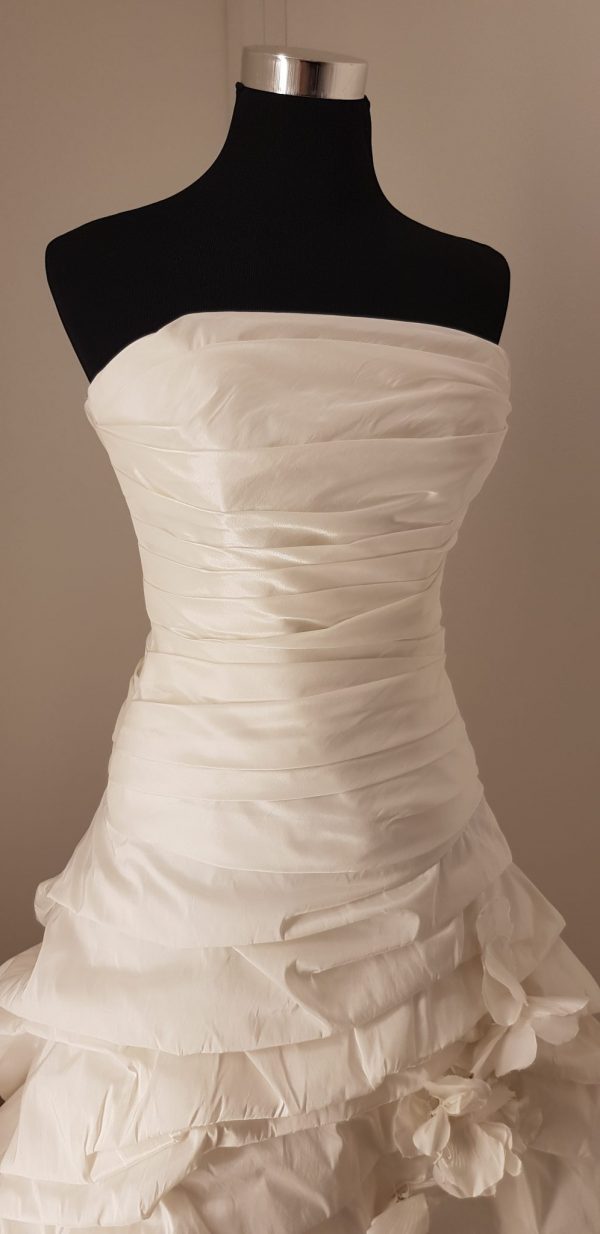 Weißes Ballkleid vorne kurz hintenlange Schleppe