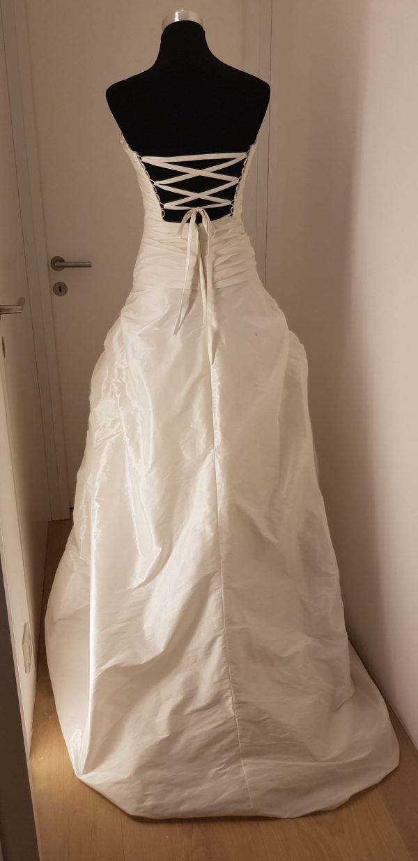 Weißes Ballkleid vorne kurz hintenlange Schleppe