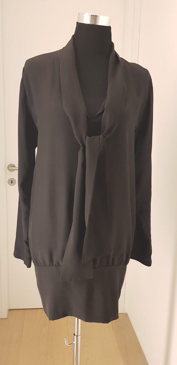 Sehr kurzes schwarzes Seiden-Hemdblusenkleid mit Schluppe,