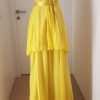 gelbes, schlichtes, leichtes Sommerballkleid, Spaghettiträger, Satingürtel, seitlich Stoff länger