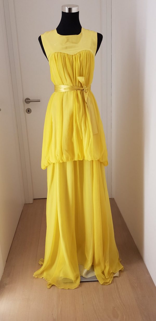 gelbes, schlichtes, leichtes Sommerballkleid, Spaghettiträger, Satingürtel, seitlich Stoff länger