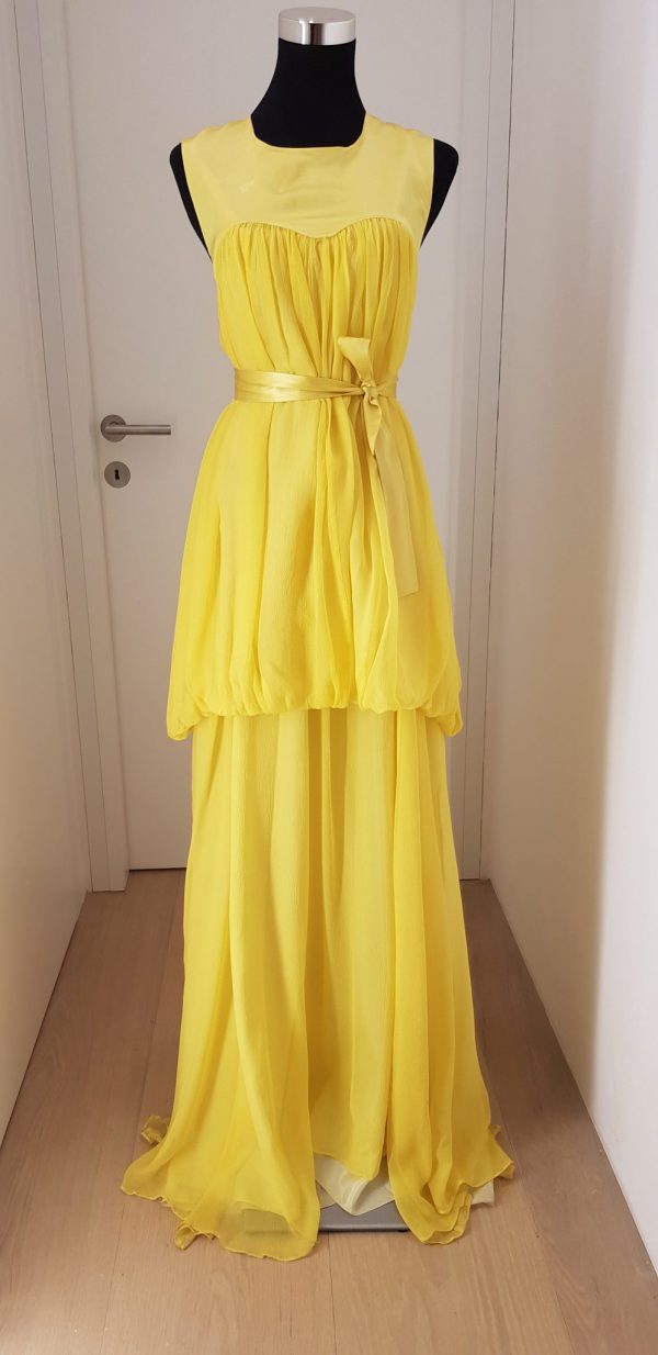 gelbes, schlichtes, leichtes Sommerballkleid, Spaghettiträger, Satingürtel, seitlich Stoff länger
