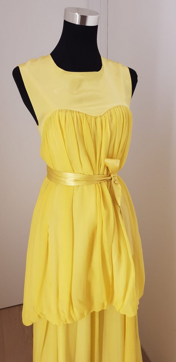 gelbes, schlichtes, leichtes Sommerballkleid, Spaghettiträger, Satingürtel, seitlich Stoff länger