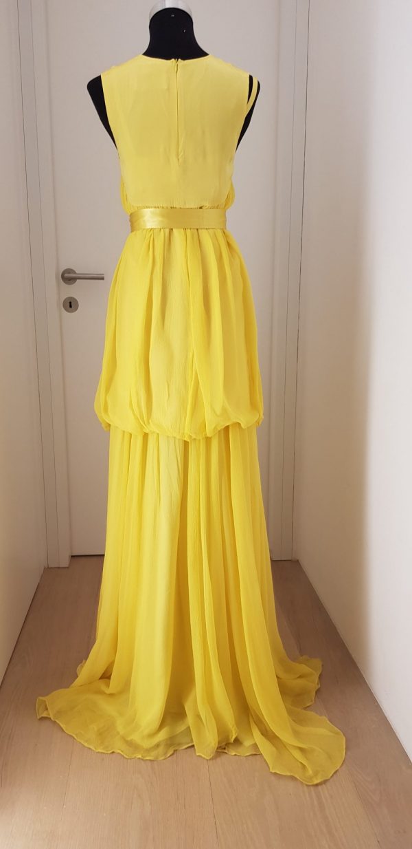 gelbes, schlichtes, leichtes Sommerballkleid, Spaghettiträger, Satingürtel, seitlich Stoff länger