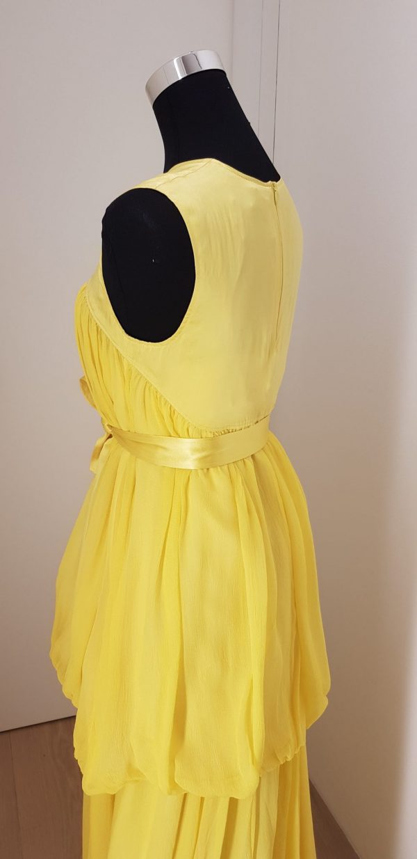 gelbes, schlichtes, leichtes Sommerballkleid, Spaghettiträger, Satingürtel, seitlich Stoff länger