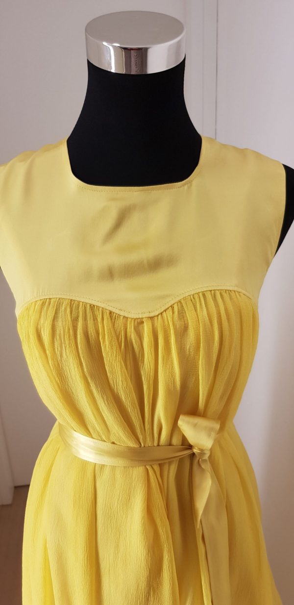 gelbes, schlichtes, leichtes Sommerballkleid, Spaghettiträger, Satingürtel, seitlich Stoff länger