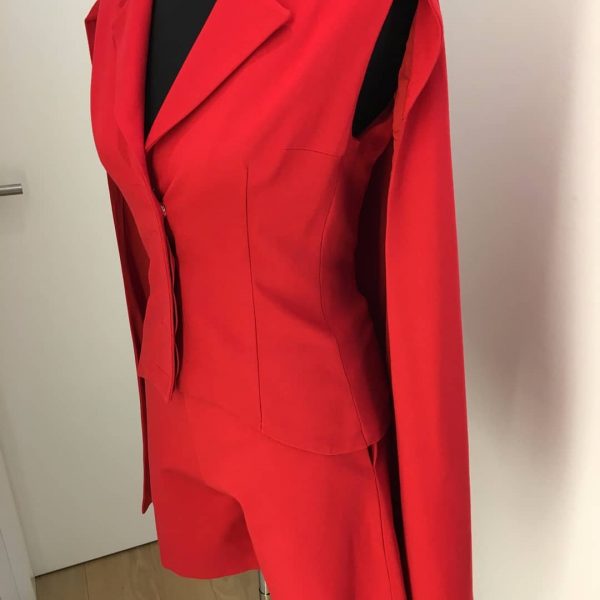 Roter Couture Hosenanzug mit Cape und Shorts , angeschnittene Ärmel