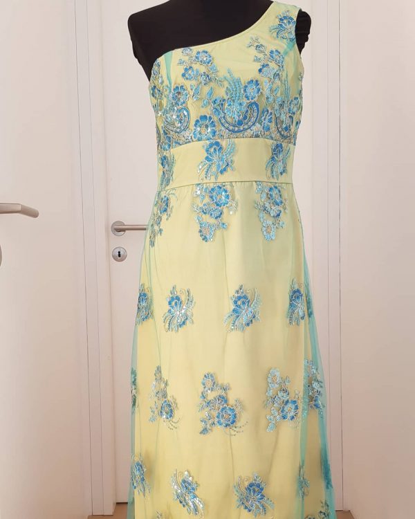 Edles gelbes Seidenkleid mit blauen Blumenstickerei, ärmellos, ein Träger verläuft über die Schulter, knielang
