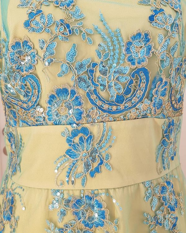 Edles gelbes Seidenkleid mit blauen Blumenstickerei, ärmellos, ein Träger verläuft über die Schulter, knielang