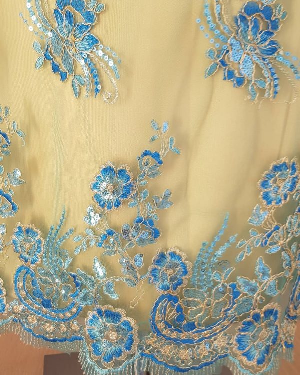 Edles gelbes Seidenkleid mit blauen Blumenstickerei, ärmellos, ein Träger verläuft über die Schulter, knielang