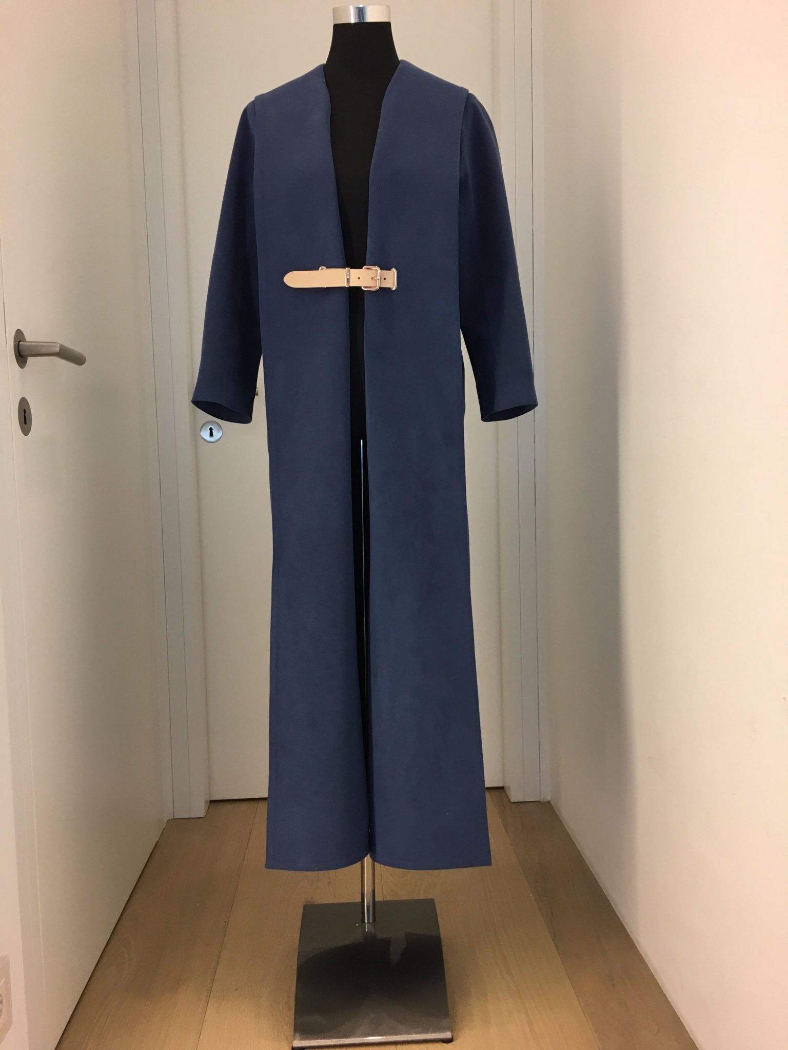 4003-mantel-business-outfit-blau-marina-hoermannseder Schlichter langer kornblauer Waschledermantel mit naturbraunem Gürtel