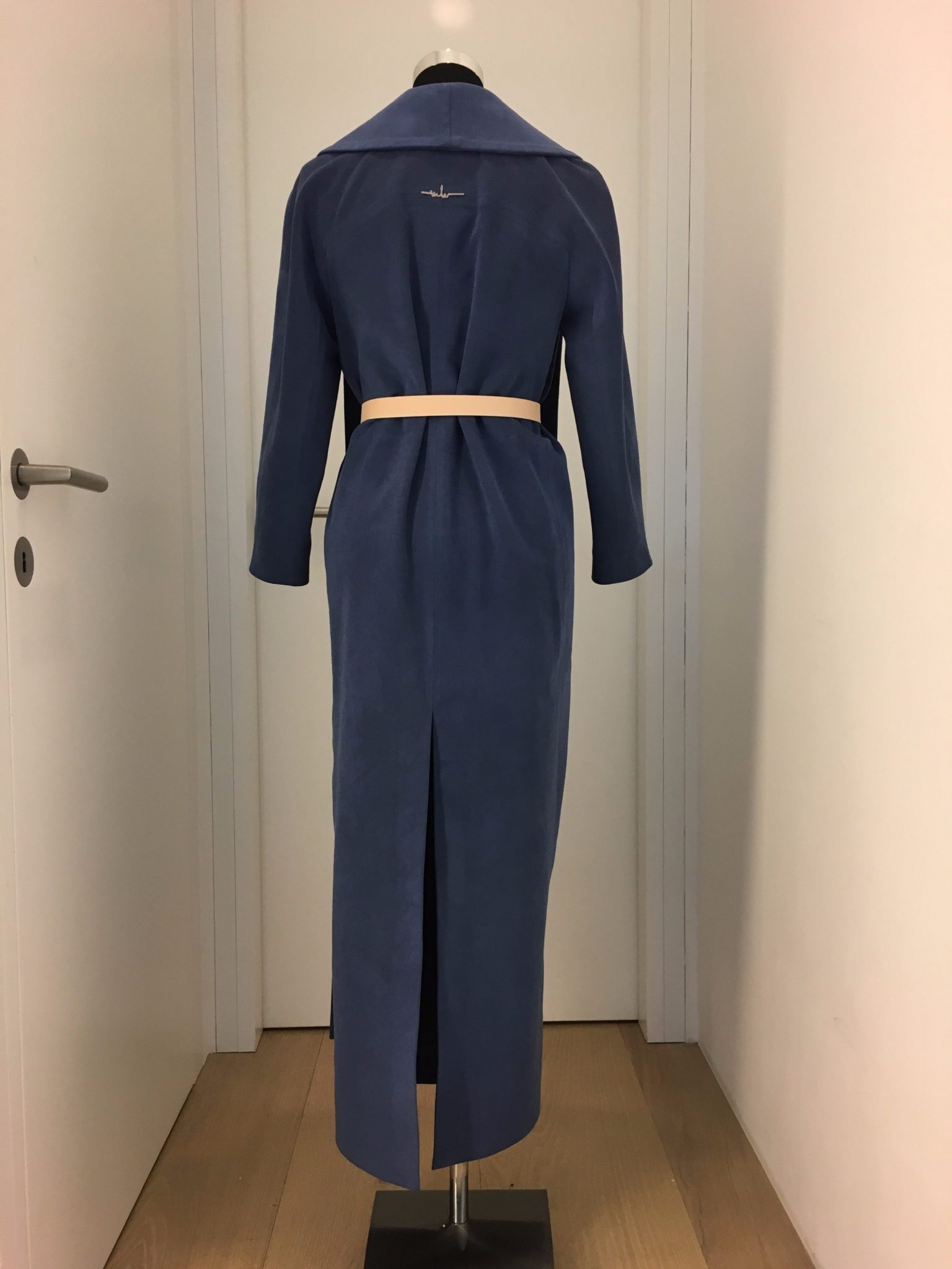 4003-mantel-business-outfit-blau-marina-hoermannseder Schlichter langer kornblauer Waschledermantel mit naturbraunem Gürtel