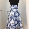 Edle Seiden Schluppenbluse mit ausgestelltem Seiden-Blumenrock in blau und weiß mit konischem Bund