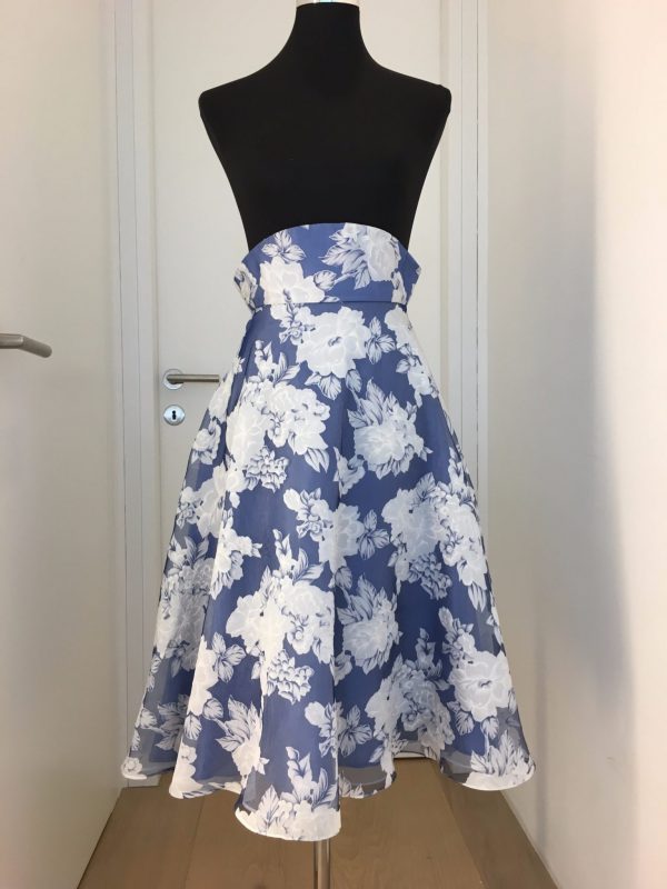 Edle Seiden Schluppenbluse mit ausgestelltem Seiden-Blumenrock in blau und weiß mit konischem Bund