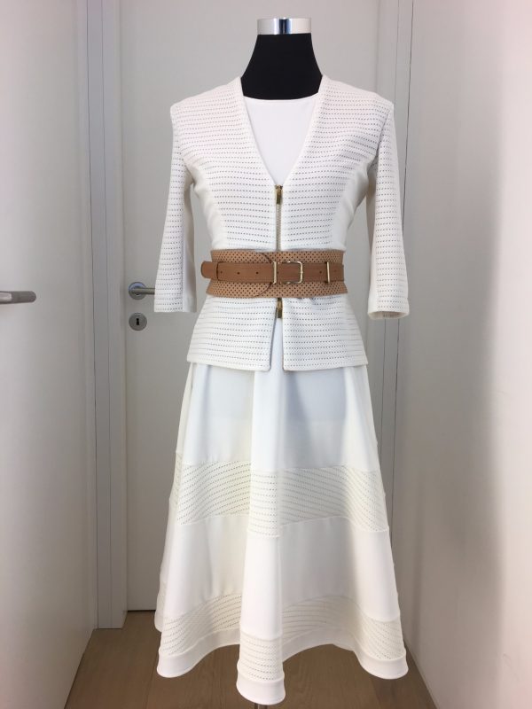 Weißes Ensemble mit Kleid (Rückenfrei), Sakko oder alternativ Cape und braunem Gürtel, Strechbaumwolle, knielang, weitschweingender Rock