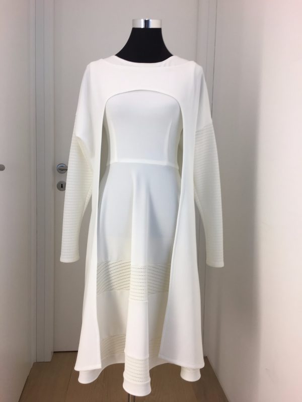 Weißes Ensemble mit Kleid (Rückenfrei), Sakko oder alternativ Cape und braunem Gürtel, Strechbaumwolle, knielang, weitschweingender Rock