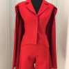 Roter Couture Hosenanzug mit Cape und Shorts , angeschnittene Ärmel