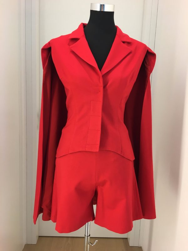 Roter Couture Hosenanzug mit Cape und Shorts , angeschnittene Ärmel
