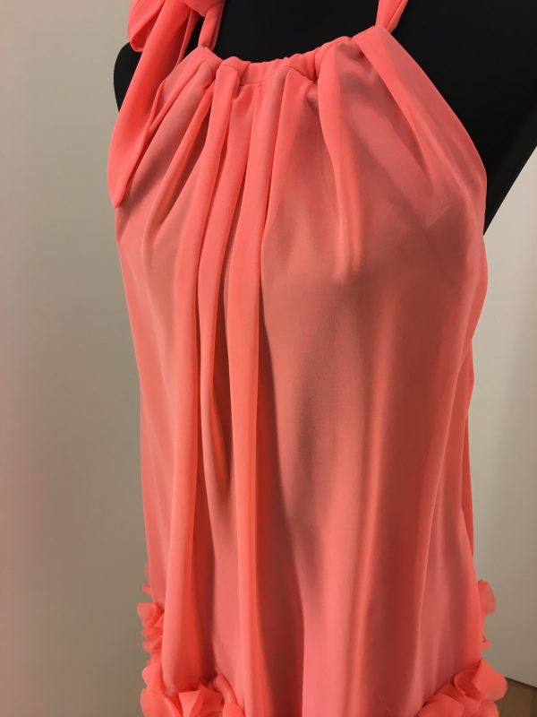 Entzückendes Neckholder Seidenkeid "Flamingo" mit nuden Strech Unterkleid, Blättchen am Saum