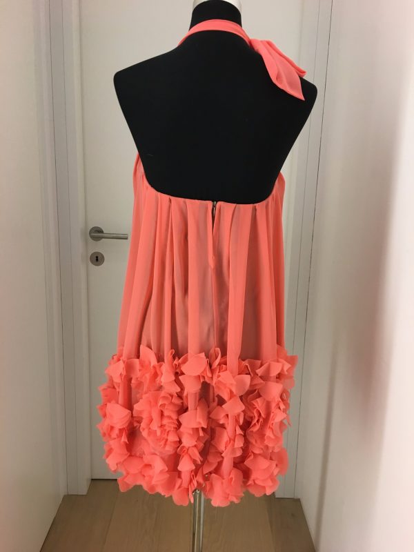 Entzückendes Neckholder Seidenkeid "Flamingo" mit nuden Strech Unterkleid, Blättchen am Saum
