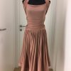 Nude-rose färbiges Cocktailkleid mit weit schwingendem knielangen Rock, raffiniert gerafftes Oberteil, Stretch