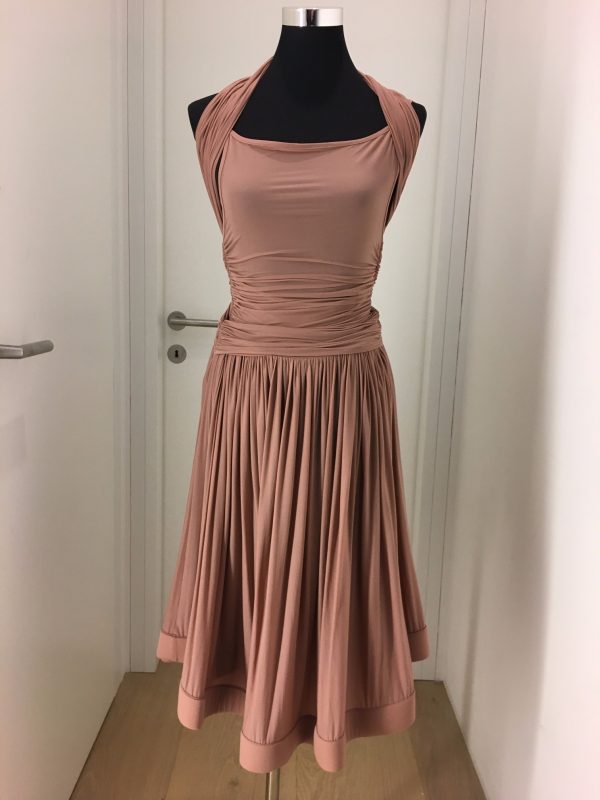 Nude-rose färbiges Cocktailkleid mit weit schwingendem knielangen Rock, raffiniert gerafftes Oberteil, Stretch