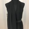 Asymmetrisches schwarzes Gürtelkleid ohne Ärmel, vorne ein langer freischwingender Faltenteil