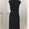 Asymmetrisches schwarzes Gürtelkleid ohne Ärmel, vorne ein langer freischwingender Faltenteil