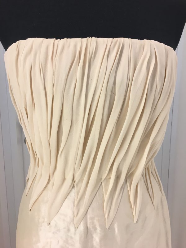 Edles Seiden-Bustierkleid in gelb-gold mit extravaganten Raffungen am Oberteil, gerade geschnittener Rock