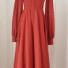 Knöchellanges rotes zartes Abendkleid mit hohem Kragen, und gebundener Schleife, Ärmel transparent, Stoff leicht glitzernd