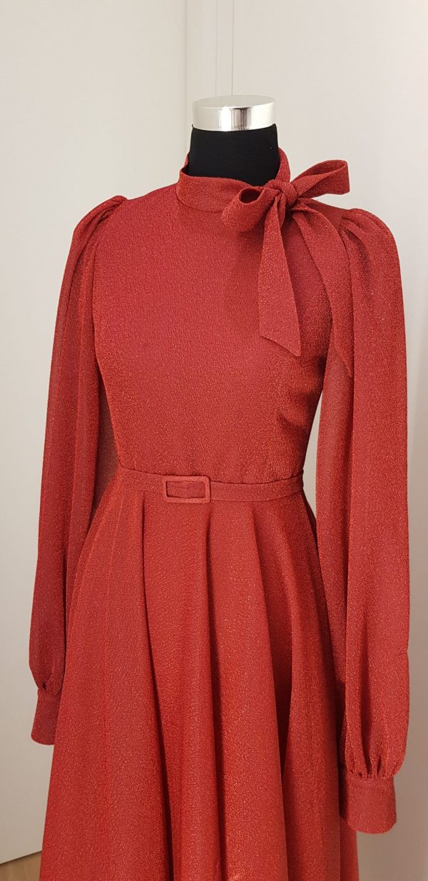 Knöchellanges rotes zartes Abendkleid mit hohem Kragen, und gebundener Schleife, Ärmel transparent, Stoff leicht glitzernd