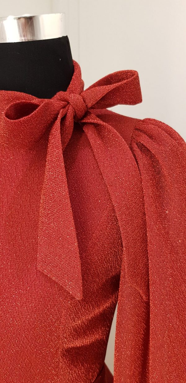 Knöchellanges rotes zartes Abendkleid mit hohem Kragen, und gebundener Schleife, Ärmel transparent, Stoff leicht glitzernd
