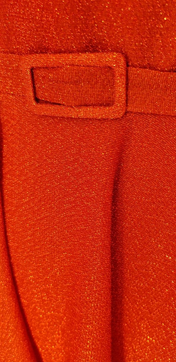 Knöchellanges rotes zartes Abendkleid mit hohem Kragen, und gebundener Schleife, Ärmel transparent, Stoff leicht glitzernd