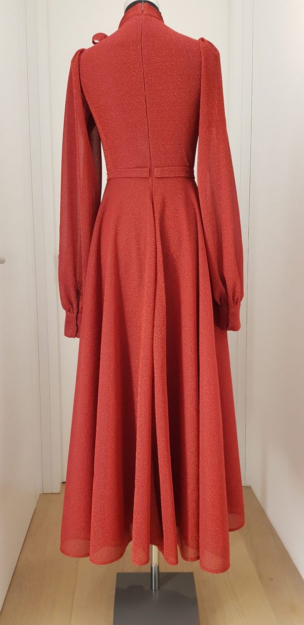Knöchellanges rotes zartes Abendkleid mit hohem Kragen, und gebundener Schleife, Ärmel transparent, Stoff leicht glitzernd