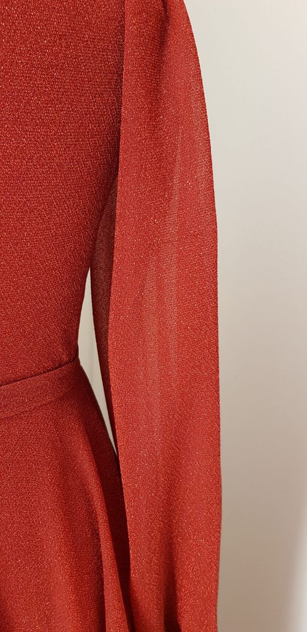 Knöchellanges rotes zartes Abendkleid mit hohem Kragen, und gebundener Schleife, Ärmel transparent, Stoff leicht glitzernd