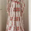 Feenzartes weißes langes Ball-/Brautkleid mit rotem Samtgürtel, lange Puffärmel