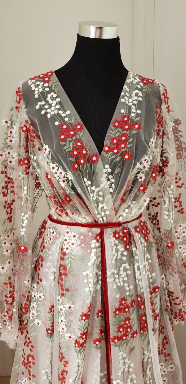 Feenzartes weißes langes Ball-/Brautkleid mit rotem Samtgürtel, lange Puffärmel