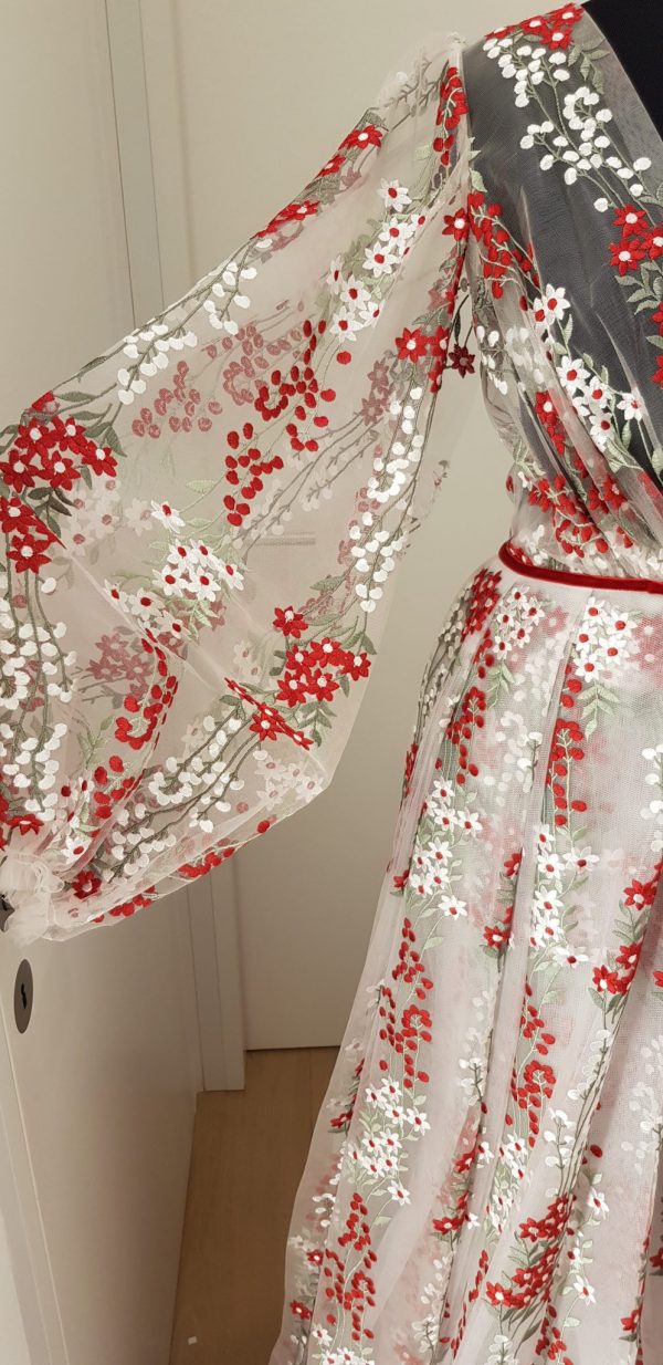 Feenzartes weißes langes Ball-/Brautkleid mit rotem Samtgürtel, lange Puffärmel