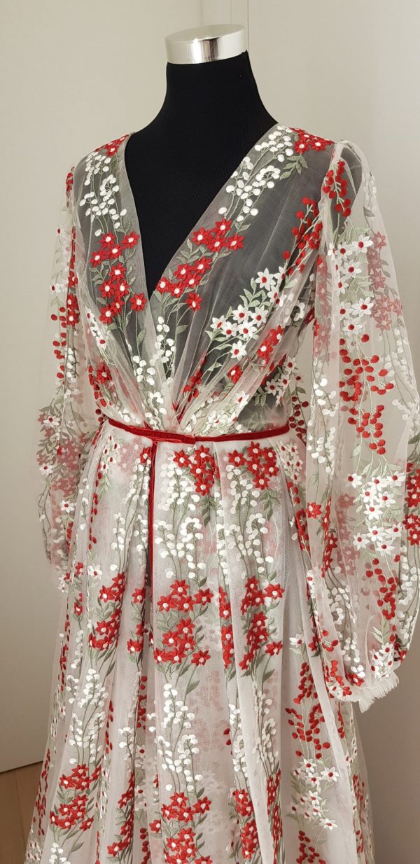 Feenzartes weißes langes Ball-/Brautkleid mit rotem Samtgürtel, lange Puffärmel
