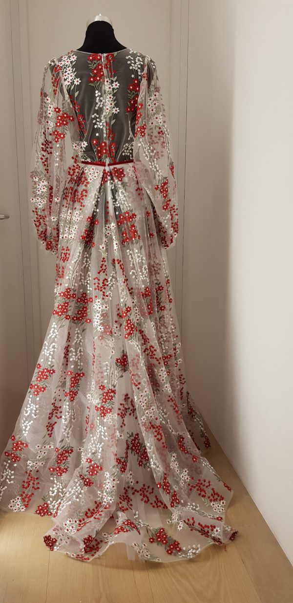 Feenzartes weißes langes Ball-/Brautkleid mit rotem Samtgürtel, lange Puffärmel