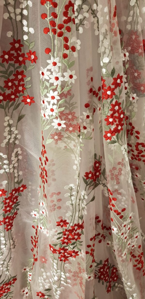 Feenzartes weißes langes Ball-/Brautkleid mit rotem Samtgürtel, lange Puffärmel