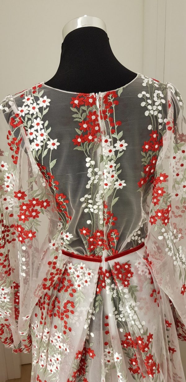 Feenzartes weißes langes Ball-/Brautkleid mit rotem Samtgürtel, lange Puffärmel