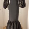 Schwarzes figurbetontes Bustierballkleid in Meerjungfrauen Optik, große Puffärmel losgelöst vom Kleid