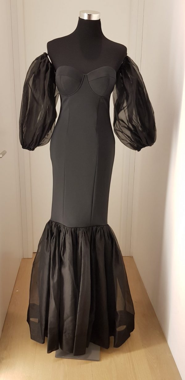 Schwarzes figurbetontes Bustierballkleid in Meerjungfrauen Optik, große Puffärmel losgelöst vom Kleid