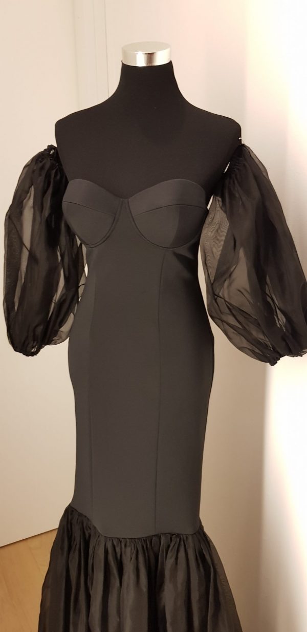 Schwarzes figurbetontes Bustierballkleid in Meerjungfrauen Optik, große Puffärmel losgelöst vom Kleid